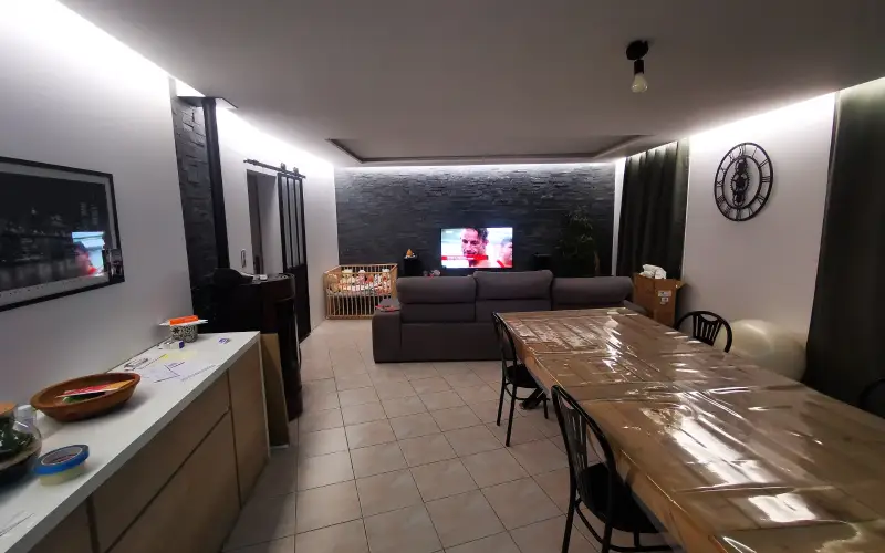 Installation d'une maison domotique avec éclairage indirect