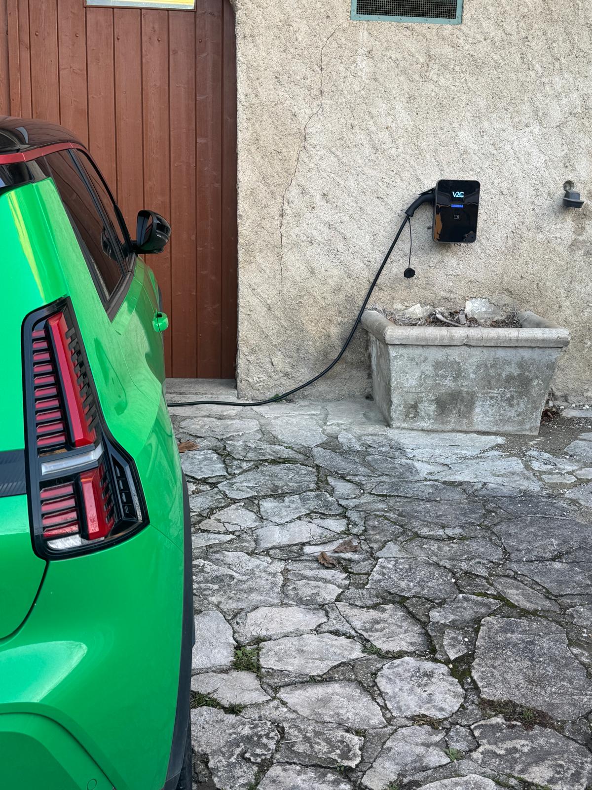 Renault 5 électrique en cours de recharge