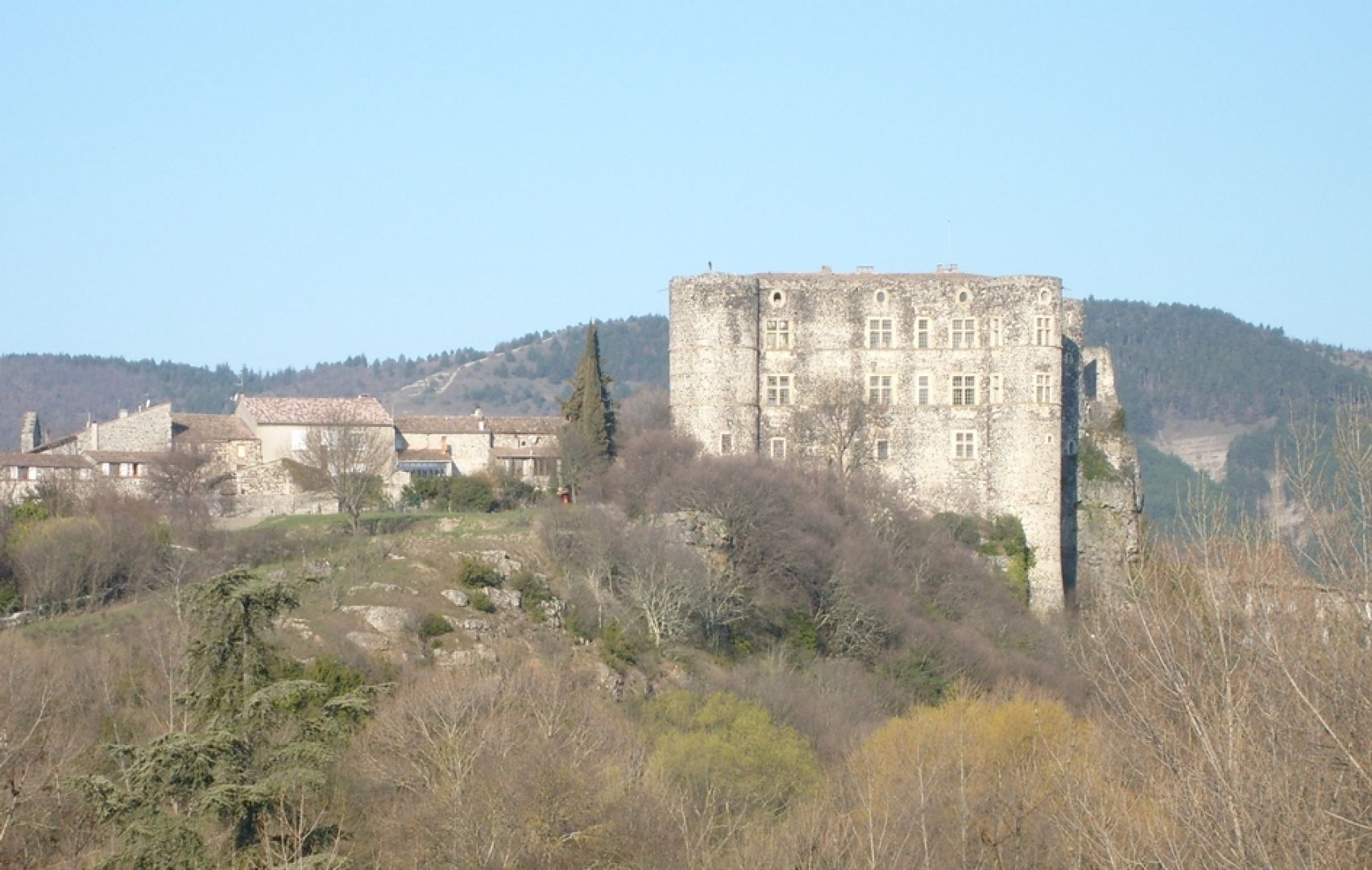 Vue de Alba-la-Romaine en Ardèche – installation de borne de recharge